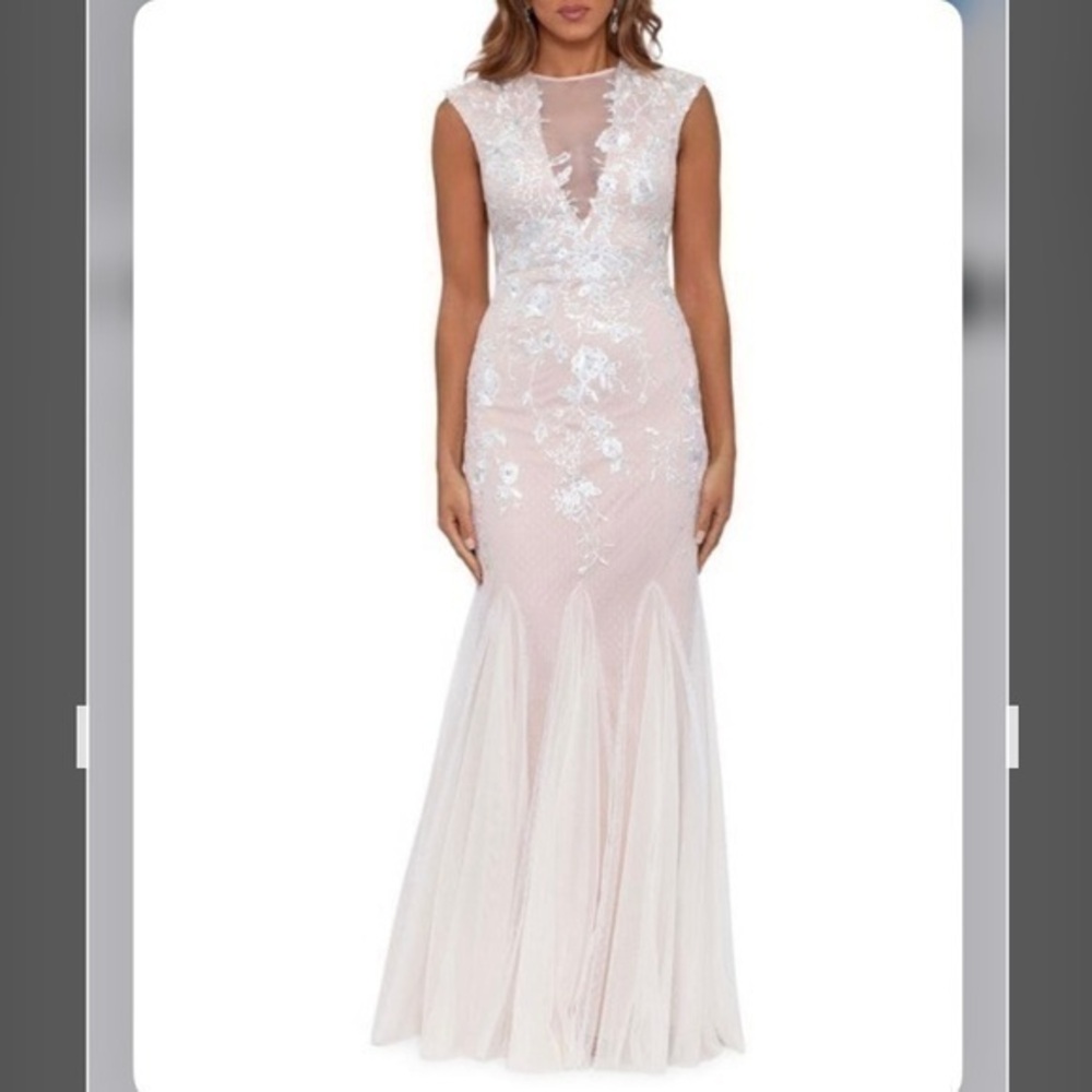 Betsy & Adam Floral Applique Cap Sleeve Illusion Mermaid Gown in White/Biscotti